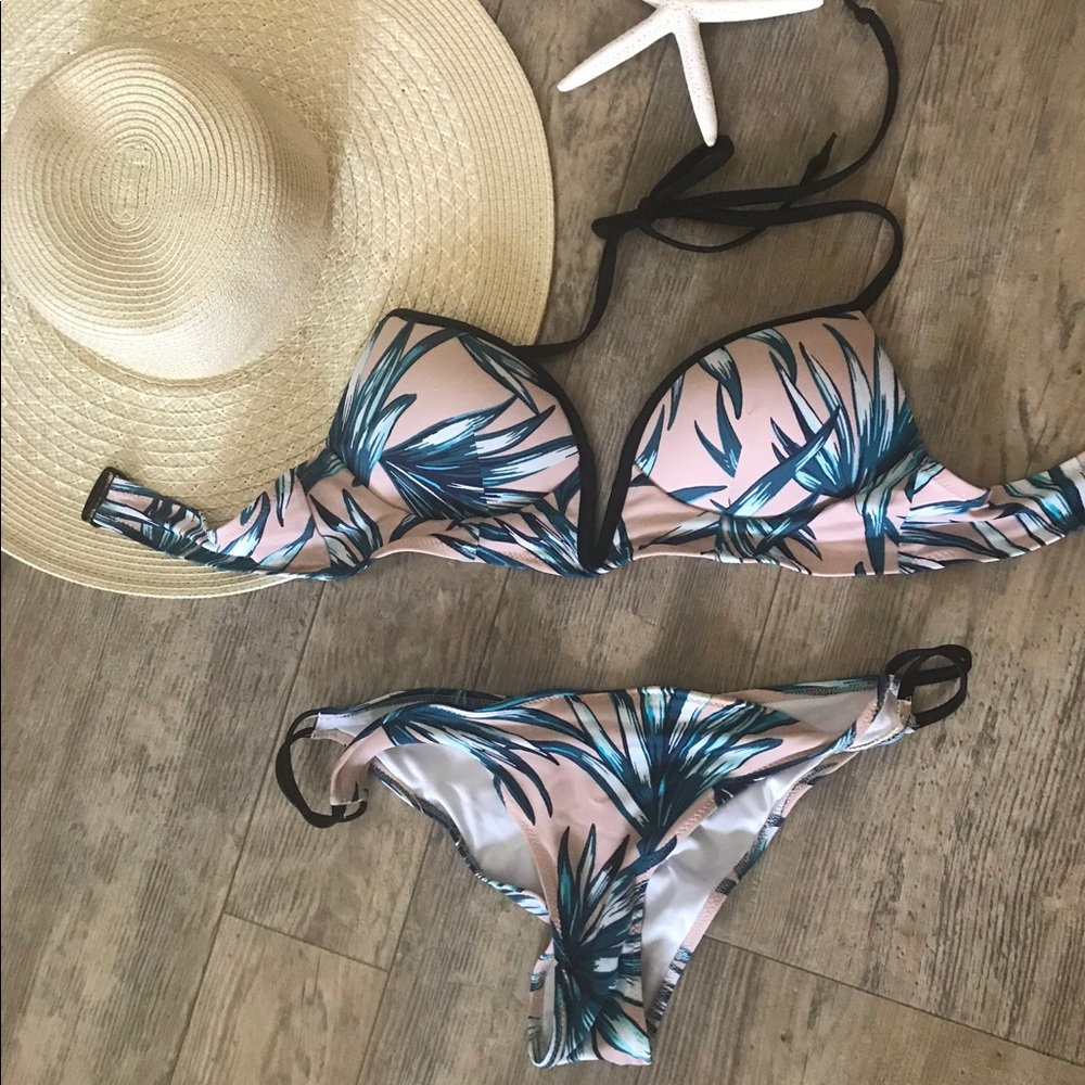 Pink Victoria’s Secret bikini 👙